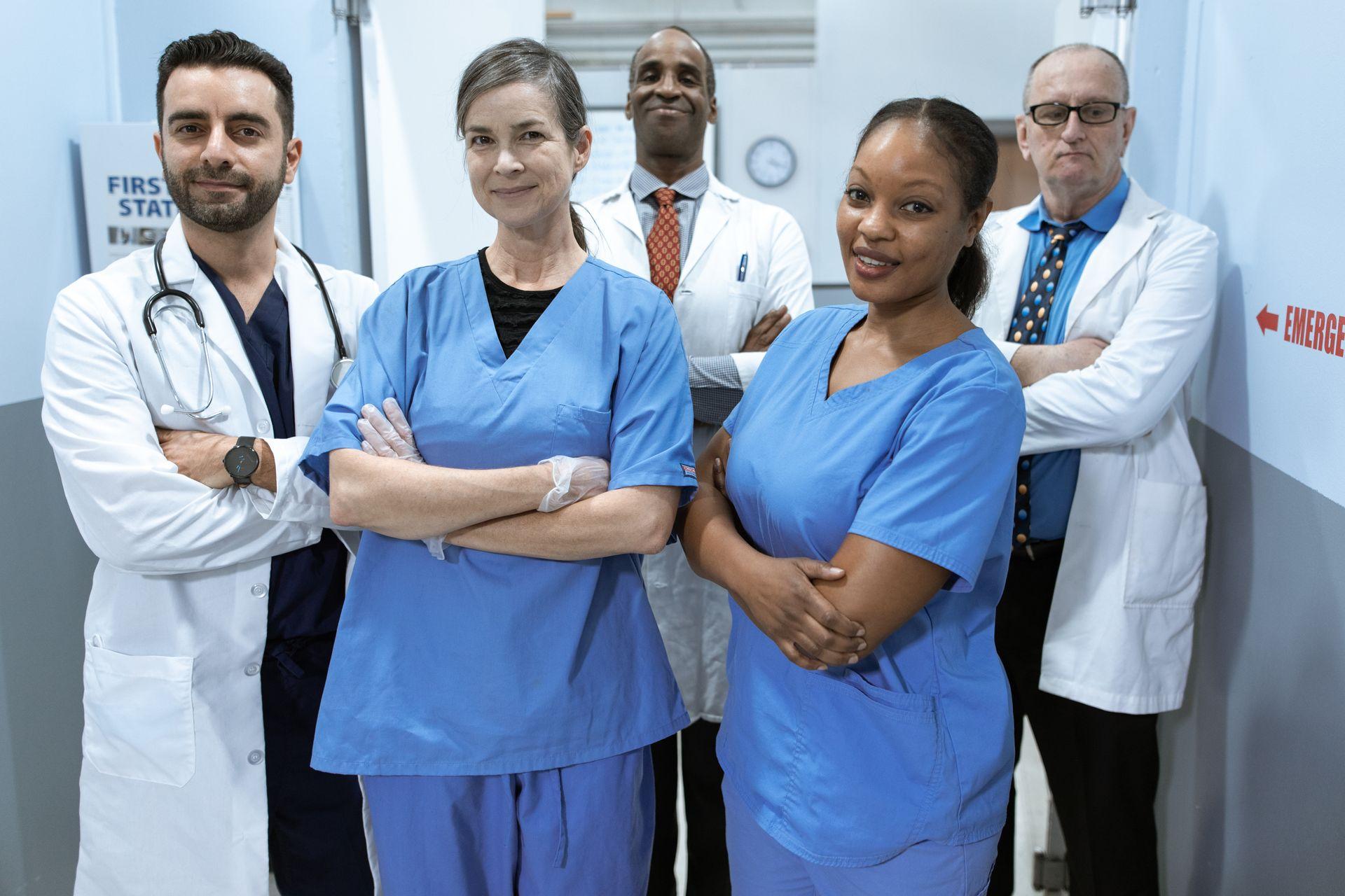 Équipe médicale en tenues bleues dans un couloir d'hôpital