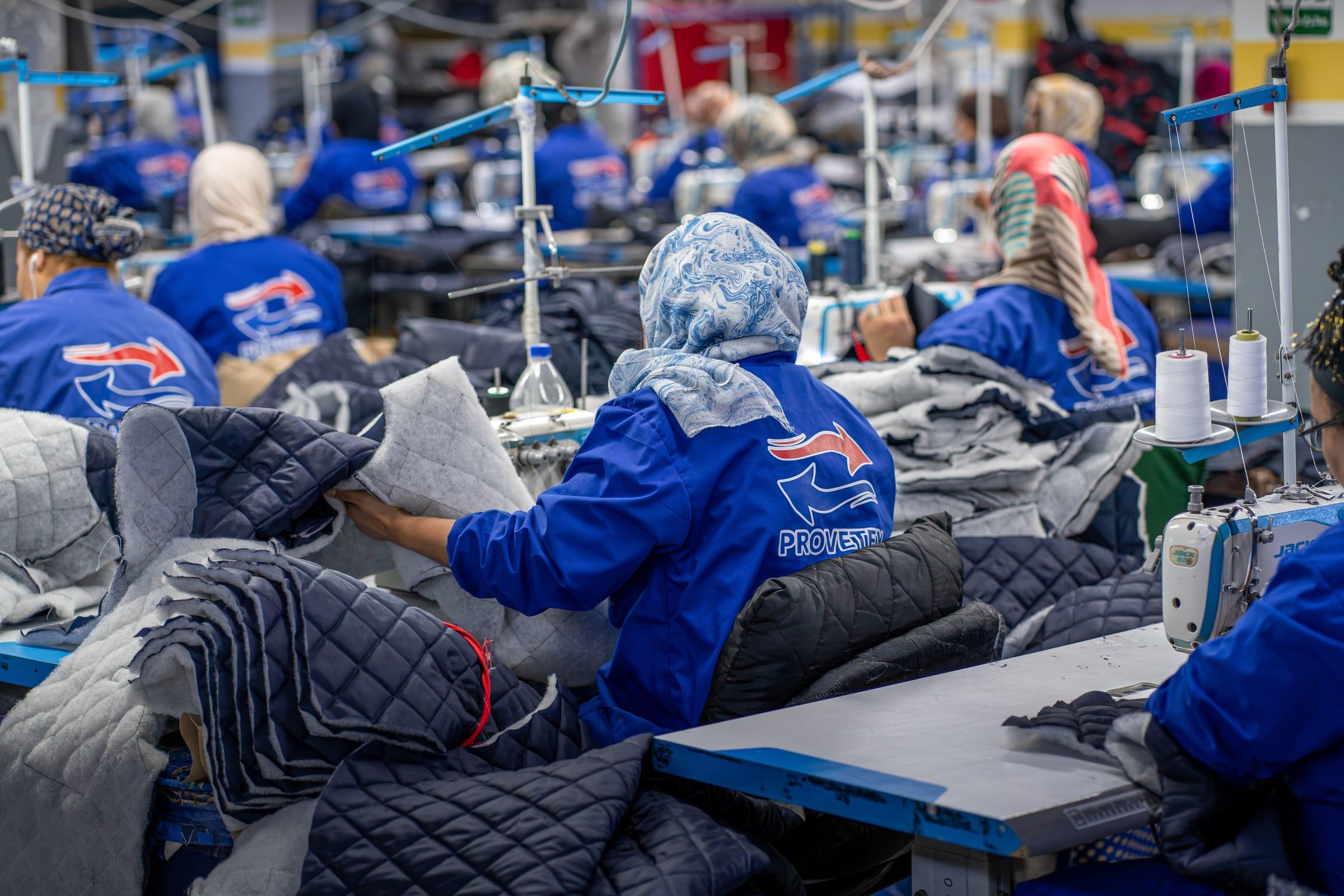 Chaîne de confection PROVETEX : couturières en veste bleue assemblant des vestes matelassées