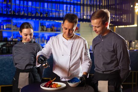 Hitex-Pro-Fabricant-de-vetements-de-travail-chef-preparing-ludo-restaurant-guests-scaled-450x300